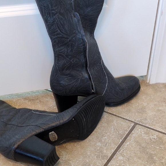 UGG Black Textured Heeled Boots - Picture 7 of 7